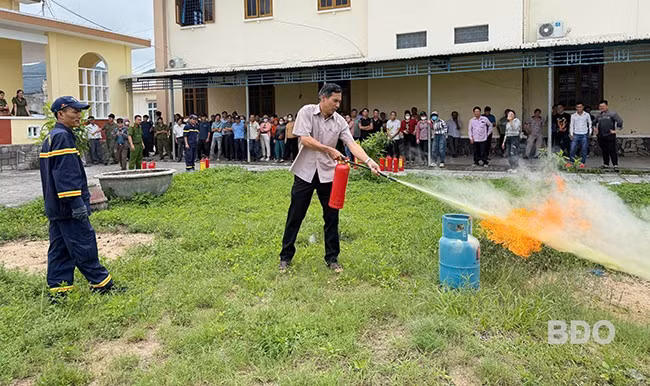 Cảnh sát PCCC&CNCH hướng dẫn cách sử dụng thiết bị chữa cháy. Ảnh: Phòng Cảnh sát PCCC&CNCH