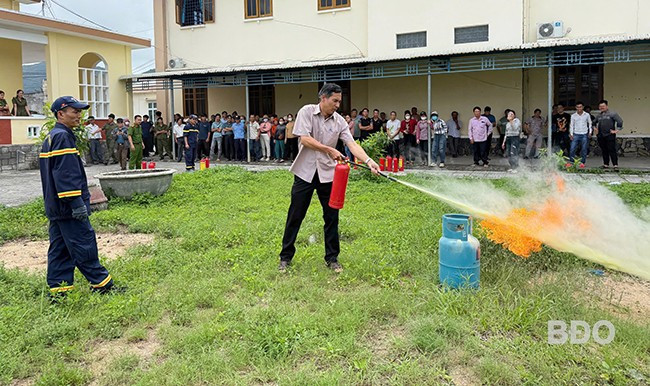 Cảnh sát PCCC&CNCH hướng dẫn cách sử dụng thiết bị chữa cháy. Ảnh: Phòng Cảnh sát PCCC&CNCH