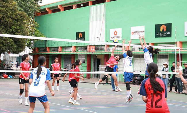 Đội bóng chuyền nữ Phòng GD&ĐT huyện Tây Sơn (bên phải) giành giải nhất môn bóng chuyền nữ THCS. Ảnh: K.VY Đội bóng chuyền nữ Phòng GD&ĐT huyện Tây Sơn (bên phải) giành giải nhất môn bóng chuyền nữ THCS. Ảnh: K.VY