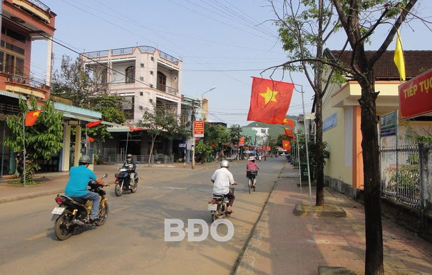 Diện mạo thị trấn Bồng Sơn ngày càng tươi sáng với những tuyến đường văn minh kiểu mẫu. - Trong ảnh: Đường Trần Phú được xây dựng văn minh kiểu mẫu.