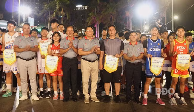 Ban tổ chức chụp ảnh lưu niệm với các đoàn tham gia giải. Ảnh:K.VY