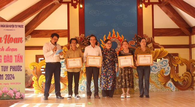 Ban tổ chức trao giải cho các đoàn nghệ thuật hát bội tham gia Liên hoan. Ảnh: HOÀNG VÂN Ban tổ chức trao giải cho các đoàn nghệ thuật hát bội tham gia Liên hoan. Ảnh: HOÀNG VÂN