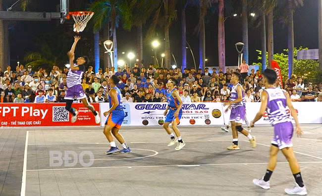 Một trận đấu ở nội dung U16 nam giữa đội Bình Định 1 (áo tím) và Nghệ An JR.HNB (áo xanh). Ảnh:K.VY