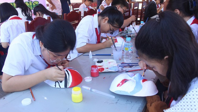 Học sinh hào hứng tham gia thi vẽ mặt nạ hát bội. Ảnh: HOÀNG VÂN Học sinh hào hứng tham gia thi vẽ mặt nạ hát bội. Ảnh: HOÀNG VÂN