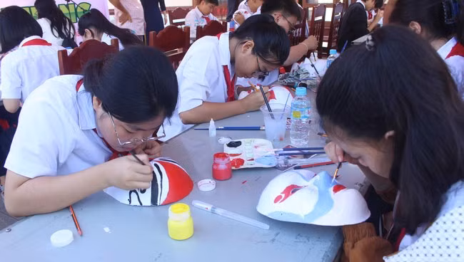 Học sinh hào hứng tham gia thi vẽ mặt nạ hát bội. Ảnh: HOÀNG VÂN