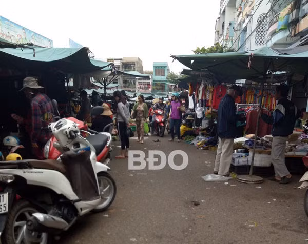 Khu vực chợ Đầm (phường Thị Nại) là một trong những điểm ở TP Quy Nhơn có đông người đến giao thương, cơ hội các đối tượng lợi dụng để trộm cắp, móc túi. Khu vực chợ Đầm (phường Thị Nại) là một trong những điểm ở TP Quy Nhơn có đông người đến giao thương, cơ hội các đối tượng lợi dụng để trộm cắp, móc túi.