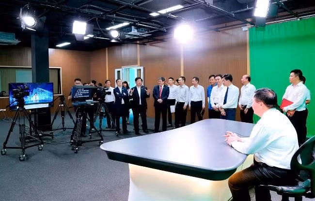 Các đại biểu cùng đi tham quan hệ thống trong ngày khai trương Mô hình quản trị thông minh tại Học viện Chính trị quốc gia HCM (17.9.2024). Ảnh: FPT