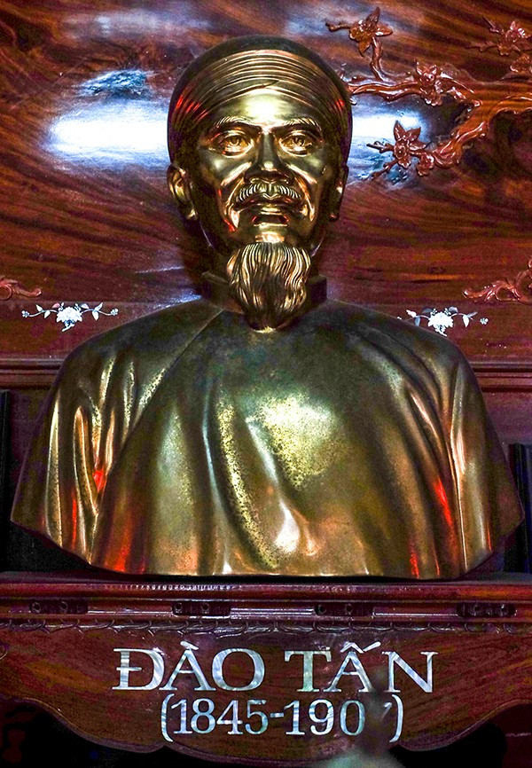 Tượng chân dung Đào Tấn. Ảnh: NGỌC NHUẬN