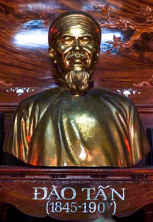 Tượng chân dung Đào Tấn. Ảnh: NGỌC NHUẬN Tượng chân dung Đào Tấn. Ảnh: NGỌC NHUẬN