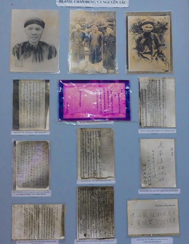 Ảnh chân dung Đào Tấn và tư liệu Hán Nôm liên quan đến Đào Tấn trưng bày tại phòng truyền thống nghệ thuật hát bội (Nhà hát Nghệ thuật truyền thống tỉnh). Ảnh: NGỌC NHUẬN