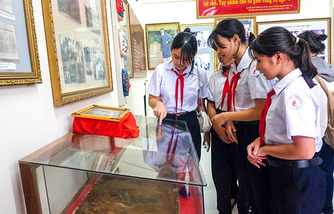 Học sinh tham quan tìm về Đào Tấn tại phòng truyền thống nghệ thuật hát bội (Nhà hát Nghệ thuật truyền thống tỉnh). Ảnh: NGỌC NHUẬN