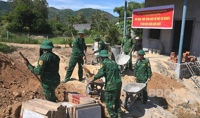 Cán bộ, chiến sĩ Đồn Biên phòng Cát Khánh tham gia xây dựng nhà cho chị Lê Thị Mười. Ảnh: C.C