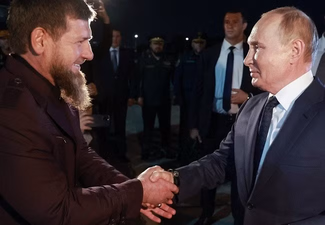 Ông Putin bắt tay lãnh đạo Chechnya Ramzan Kadyrov tại sân bay Grozny, ngày 20.8. Ảnh: AFP Ông Putin bắt tay lãnh đạo Chechnya Ramzan Kadyrov tại sân bay Grozny, ngày 20.8. Ảnh: AFP