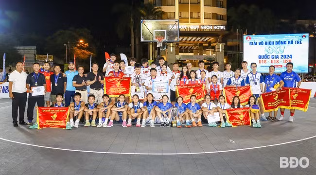 Ban tổ chức chụp ảnh lưu niệm với các đội đạt thành tích cao ở nội dung U16 nam, nữ. Ảnh: NGUYỄN DŨNG