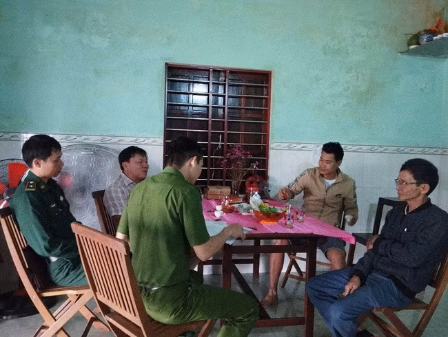 Cán bộ, đảng viên thị trấn Cát Tiến tuyên truyền tận nhà ngư dân trước khi họ vào Nam khai thác, đánh bắt thủy sản. Ảnh: ĐP