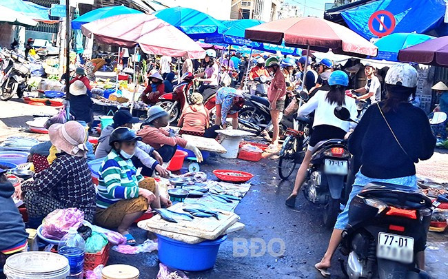 Tình trạng tiểu thương chiếm dụng cả lòng đường Nguyễn Thị Minh Khai để mua bán gây mất ANTT, ùn tắc giao thông. Ảnh: VĂN LƯU Tình trạng tiểu thương chiếm dụng cả lòng đường Nguyễn Thị Minh Khai để mua bán gây mất ANTT, ùn tắc giao thông. Ảnh: VĂN LƯU