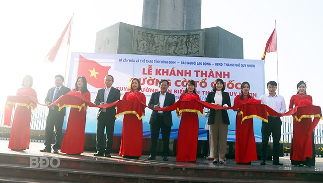 Các đại biểu cắt băng khánh thành Đường cờ Tổ quốc. Ảnh: Nguyễn Nguyệt Các đại biểu cắt băng khánh thành Đường cờ Tổ quốc. Ảnh: Nguyễn Nguyệt
