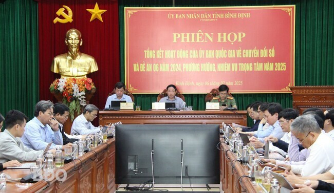 Tại điểm cầu trụ sở UBND tỉnh, đồng chí Phạm Anh Tuấn - Phó Bí thư Tỉnh ủy, Chủ tịch UBND tỉnh (Trưởng Ban chỉ đạo Cải cách hành chính, CĐS và Đề án 06 tỉnh) chủ trì hội nghị. Ảnh: TRỌNG LỢI Tại điểm cầu trụ sở UBND tỉnh, đồng chí Phạm Anh Tuấn - Phó Bí thư Tỉnh ủy, Chủ tịch UBND tỉnh (Trưởng Ban chỉ đạo Cải cách hành chính, CĐS và Đề án 06 tỉnh) chủ trì hội nghị. Ảnh: TRỌNG LỢI