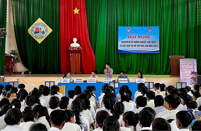 Trung tâm Giáo dục nghề nghiệp Bình Định phối hợp cùng các đơn vị tổ chức hội nghị chuyên đề về hướng nghiệp, học nghề và các dịch vụ hỗ trợ việc làm trong năm 2024 cho học sinh tại Trường Phổ thông Dân tộc nội trú THCS&THPT An Lão. Ảnh: ĐVCC
