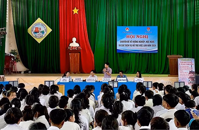 Trung tâm Giáo dục nghề nghiệp Bình Định phối hợp cùng các đơn vị tổ chức hội nghị chuyên đề về hướng nghiệp, học nghề và các dịch vụ hỗ trợ việc làm trong năm 2024 cho học sinh tại Trường Phổ thông Dân tộc nội trú THCS&THPT An Lão. Ảnh: ĐVCC