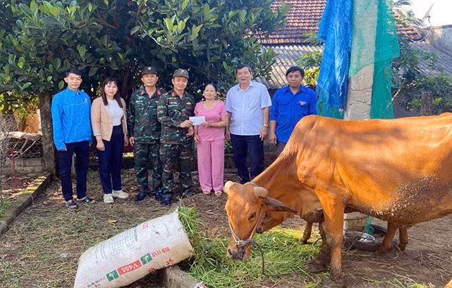 Lữ đoàn 572 và chính quyền xã Mỹ Trinh trao hỗ trợ sinh kế cho hộ bà Huỳnh Thị Nga. Ảnh: Văn Toàn