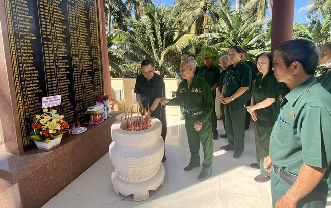 Cựu TNXP dâng hoa, dâng hương tại Đài tưởng niệm liệt sĩ TNXP tỉnh. Ảnh: Đ.V.Đ Cựu TNXP dâng hoa, dâng hương tại Đài tưởng niệm liệt sĩ TNXP tỉnh. Ảnh: Đ.V.Đ