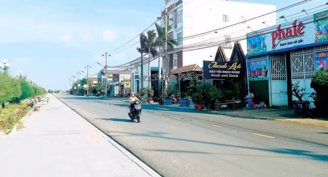 Phố xá sầm uất, nhà cửa khang trang, hoạt động kinh doanh dịch vụ, thương mại phát triển tại đường Trần Hưng Đạo (khối Phú Xuân). Ảnh: Đ.N