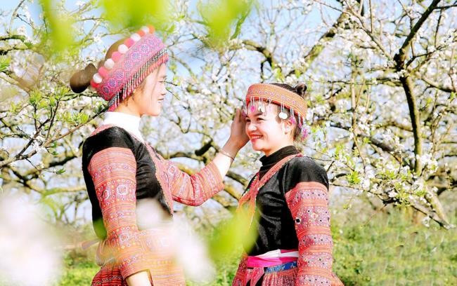 Thiếu nữ Mông chuẩn bị đi hội. Ảnh: Báo Sơn La