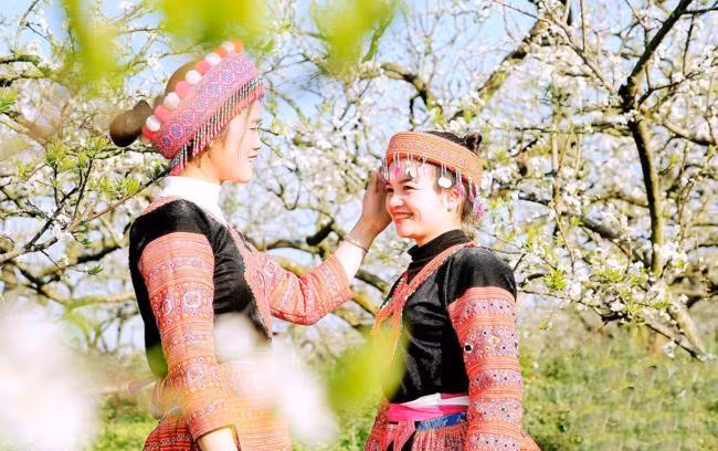 Thiếu nữ Mông chuẩn bị đi hội. Ảnh: Báo Sơn La