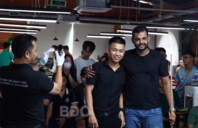 Charith Hashan (bìa phải) cùng đối thủ Huỳnh Ngọc Thạch trong trận chung kết. Ảnh: HOÀNG QUÂN