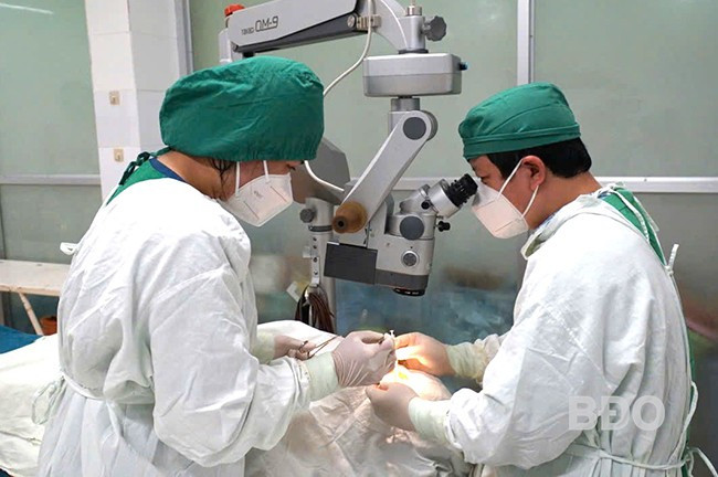 Bác sĩ Nguyễn Thành Tân (bên phải) thực hiện tiêm nội nhãn bằng thuốc bevacizumab cho bệnh nhân dịch kính võng mạc. Ảnh: M.H Bác sĩ Nguyễn Thành Tân (bên phải) thực hiện tiêm nội nhãn bằng thuốc bevacizumab cho bệnh nhân dịch kính võng mạc. Ảnh: M.H