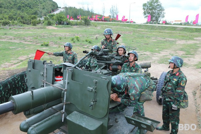 Khẩu đội pháo phòng không 57 mm của Đại đội 3 (Lữ đoàn Phòng không 573) đang luyện tập trên thao trường. Ảnh: H.P Khẩu đội pháo phòng không 57 mm của Đại đội 3 (Lữ đoàn Phòng không 573) đang luyện tập trên thao trường. Ảnh: H.P