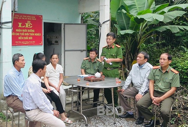 CA TX Hoài Nhơn nhận nuôi dưỡng cụ bà Thái Thị Liễu (ở xã Hoài Phú). Ảnh: T.LONG CA TX Hoài Nhơn nhận nuôi dưỡng cụ bà Thái Thị Liễu (ở xã Hoài Phú). Ảnh: T.LONG