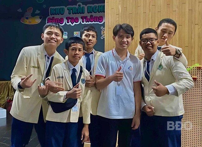 Nguyễn Thanh Nam (thứ ba từ phải sang) cùng bạn bè quốc tế trong lần tham dự Hội nghị Thanh thiếu niên toàn cầu 2023 tại TP Quy Nhơn. Ảnh: NVCC