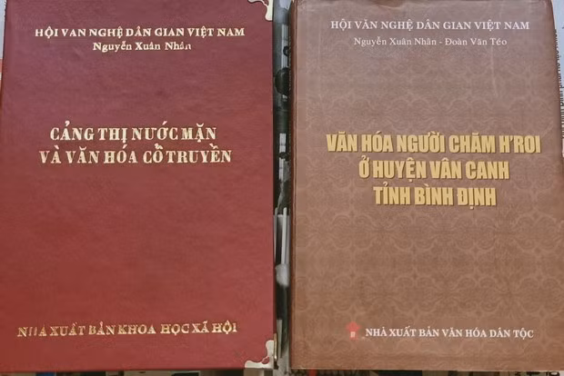 Hai trong số những công trình cụ Nguyễn Xuân Nhân tâm huyết sưu tầm, nghiên cứu, đồng tác giả thực hiện.