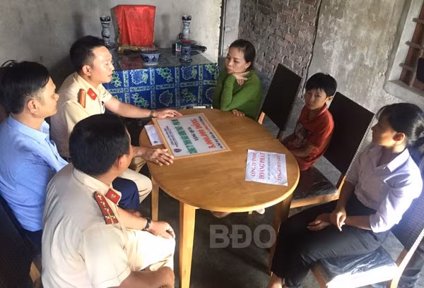 Cộng đồng xã hội đồng hành và chia sẻ với các gia đình có người thân bị thương, tử vong vì TNGT. - Trong ảnh: Ban ATGT tỉnh và các DN thăm hỏi, tặng quà hỗ trợ hai anh em Hà Minh Tuấn - Hà Thị Tiên (thôn Tường An, xã Mỹ Quang, Phù Mỹ).