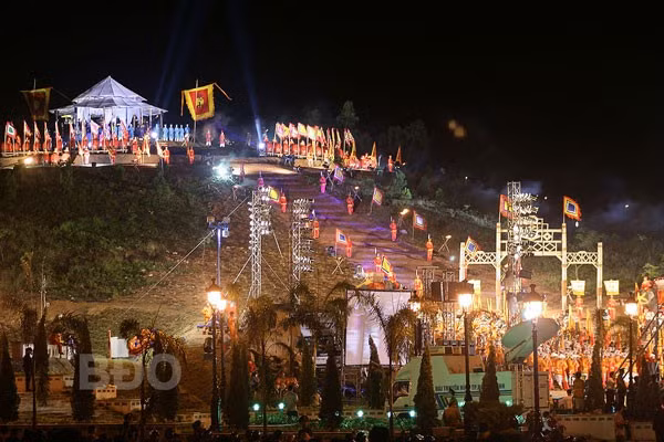 Tái hiện lễ đăng quang Hoàng đế Quang Trung ở Núi Bân (Huế).