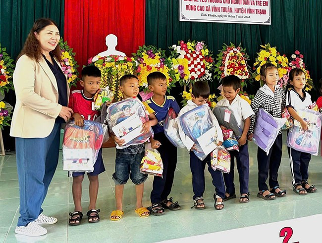 Bà Lê Thị Ảnh (bìa trái) phối hợp Hội CTĐ TP Quy Nhơn tặng quà cho trẻ em xã Vĩnh Thuận (huyện Vĩnh Thạnh). Ảnh: Hội CTĐ TP Quy Nhơn Bà Lê Thị Ảnh (bìa trái) phối hợp Hội CTĐ TP Quy Nhơn tặng quà cho trẻ em xã Vĩnh Thuận (huyện Vĩnh Thạnh). Ảnh: Hội CTĐ TP Quy Nhơn