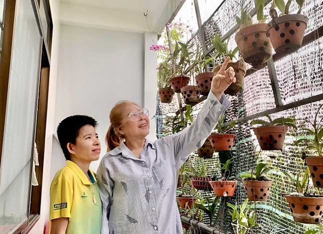 Vì hoàn cảnh “đặc biệt” của chị Phạm Thị Bích Quyên (trái) nên bà Nguyễn Thị Minh Tâm (phải) quyết định nhận chăm sóc chị đến hôm nay. Ảnh: T.K Vì hoàn cảnh “đặc biệt” của chị Phạm Thị Bích Quyên (trái) nên bà Nguyễn Thị Minh Tâm (phải) quyết định nhận chăm sóc chị đến hôm nay. Ảnh: T.K