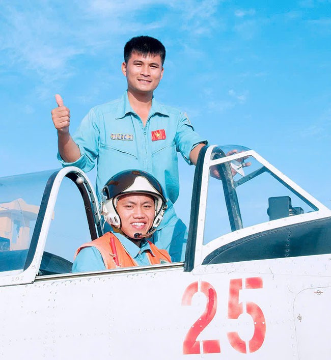 Niềm vui của phi công Nguyễn Hoàng Hải Quang (người ngồi) khi hoàn thành chuyến bay thả đơn đầu tiên trên hành trình trở thành phi công quân sự. Ảnh: N.K Niềm vui của phi công Nguyễn Hoàng Hải Quang (người ngồi) khi hoàn thành chuyến bay thả đơn đầu tiên trên hành trình trở thành phi công quân sự. Ảnh: N.K