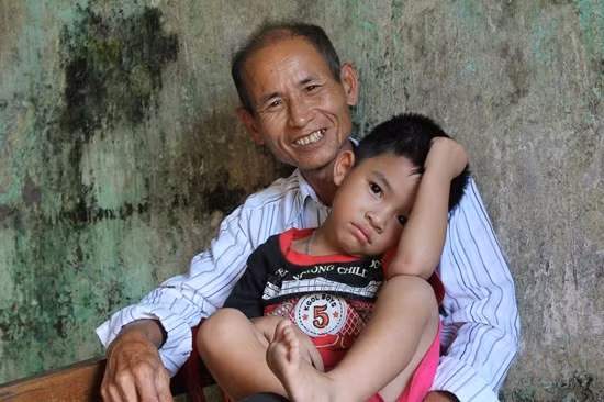 4 năm kể từ lúc đón đứa trẻ đỏ hỏn về nhà, ông Quý luôn dành trọn hết tâm sức để nuôi dưỡng Phước Lộc. 4 năm kể từ lúc đón đứa trẻ đỏ hỏn về nhà, ông Quý luôn dành trọn hết tâm sức để nuôi dưỡng Phước Lộc.