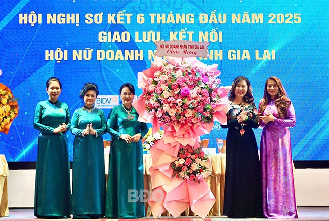 Đại diện Hội Nữ doanh nhân tỉnh Gia Lai tặng hoa chúc mừng Hội Nữ Doanh nhân tỉnh. Ảnh: T.K Đại diện Hội Nữ doanh nhân tỉnh Gia Lai tặng hoa chúc mừng Hội Nữ Doanh nhân tỉnh. Ảnh: T.K
