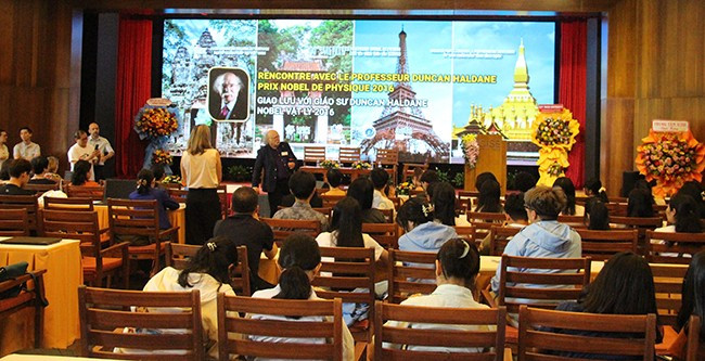 GS Duncan Haldane vui vẻ giải đáp các câu hỏi được bạn trẻ đặt ra với mình xoay quanh câu chuyện nghiên cứu khoa học. Ảnh: AN NHIÊN GS Duncan Haldane vui vẻ giải đáp các câu hỏi được bạn trẻ đặt ra với mình xoay quanh câu chuyện nghiên cứu khoa học. Ảnh: AN NHIÊN