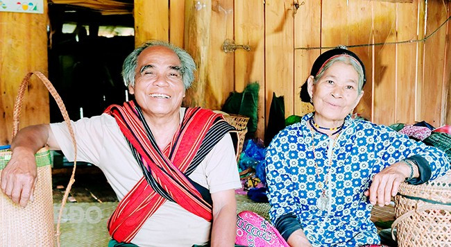 Vợ chồng cụ Đinh Chương hào hứng chia sẻ niềm vui hướng về tỉnh Gia Lai mới. Ảnh: H.THU Vợ chồng cụ Đinh Chương hào hứng chia sẻ niềm vui hướng về tỉnh Gia Lai mới. Ảnh: H.THU