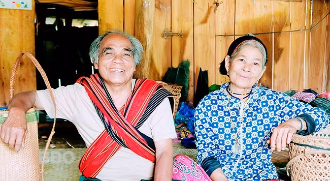 Vợ chồng cụ Đinh Chương hào hứng chia sẻ niềm vui hướng về tỉnh Gia Lai mới. Ảnh: H.THU