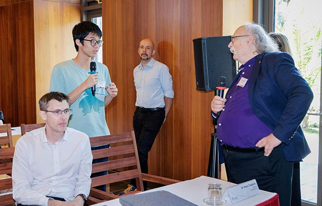 Vũ Lê Anh Khôi, học sinh Trường THPT chuyên Hà Nội - Amsterdam đặt câu hỏi cho GS Duncan Haldane. Ảnh: AN NHIÊN Vũ Lê Anh Khôi, học sinh Trường THPT chuyên Hà Nội - Amsterdam đặt câu hỏi cho GS Duncan Haldane. Ảnh: AN NHIÊN