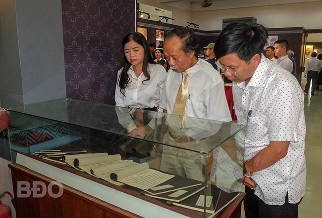 Tư liệu Hán Nôm trưng bày tại triển lãm. Ảnh: NGỌC NHUẬN Tư liệu Hán Nôm trưng bày tại triển lãm. Ảnh: NGỌC NHUẬN