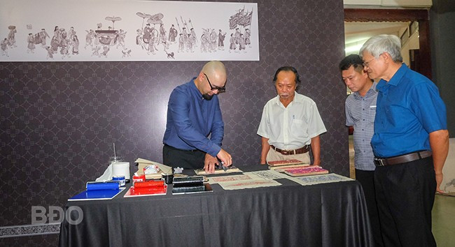 Giới thiệu mộc bản in hoa văn trên bia tiến sĩ tại Văn miếu - Quốc Tử Giám và tranh dân gian Đông Hồ. Ảnh: NGỌC NHUẬN Giới thiệu mộc bản in hoa văn trên bia tiến sĩ tại Văn miếu - Quốc Tử Giám và tranh dân gian Đông Hồ. Ảnh: NGỌC NHUẬN