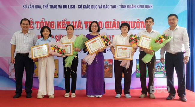 Trao 5 giải tập thể cho các trường, đơn vị triển đạt giải tại Cuộc thi. Ảnh: NGỌC NHUẬN
