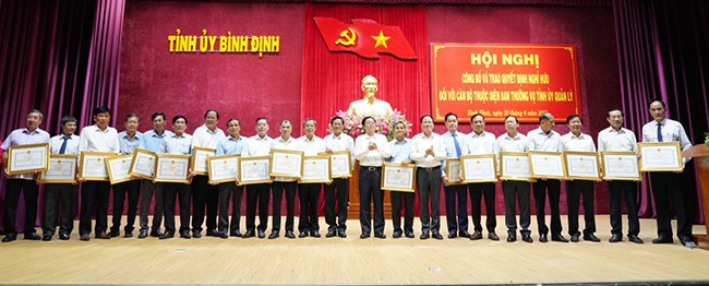 Trao bằng khen của Chủ tịch UBND tỉnh cho các đồng chí có thành tích xuất sắc trong công tác. Ảnh: N.H